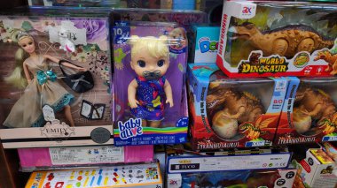 Çocuklar için güzel oyuncaklar renkli oyuncak bebek bebek kız bebek market rafında pembe erkek bebek paketi. Çocuklar için oyun doğum günü hediyesi. Oyuncakçıda farklı renkli ve renkli oyuncakların olduğu büyük kutular. Barbie bebekler, Robot, Kamyonlar, Lego, Örümcek Adam.