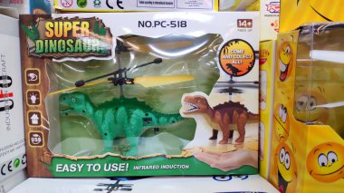 Çocuklar için güzel oyuncaklar renkli oyuncak bebek bebek kız bebek market rafında pembe erkek bebek paketi. Çocuklar için oyun doğum günü hediyesi. Oyuncakçıda farklı renkli ve renkli oyuncakların olduğu büyük kutular. Barbie bebekler, Robot, Kamyonlar, Lego, Örümcek Adam.