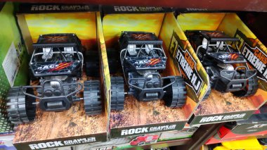 Çocuklar için güzel oyuncaklar renkli oyuncak bebek bebek kız bebek market rafında pembe erkek bebek paketi. Çocuklar için oyun doğum günü hediyesi. Oyuncakçıda farklı renkli ve renkli oyuncakların olduğu büyük kutular. Barbie bebekler, Robot, Kamyonlar, Lego, Örümcek Adam.