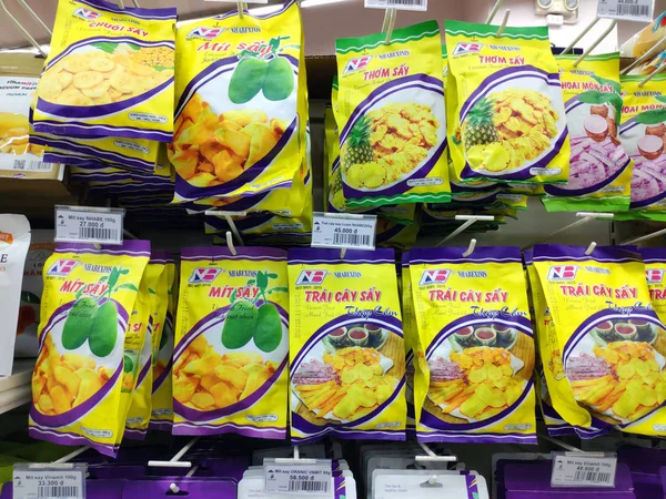 Süpermarkette asılı atıştırmalık paketler