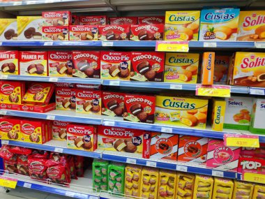Saigon, Vietnam: 1 Mayıs 2019: Süpermarkette paketlenmiş çikolatalı pasta marshmallow katmanlı lezzetli çikolata kaplı pasta çocuklar için tatlı atıştırmalığı