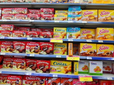 Saigon, Vietnam: 1 Mayıs 2019: Süpermarkette paketlenmiş çikolatalı pasta marshmallow katmanlı lezzetli çikolata kaplı pasta çocuklar için tatlı atıştırmalığı
