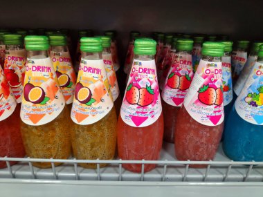 Meyve suları süpermarketin rafında şişeler. Japonya 'dan% 100 meyve suyu. Markette sağlıklı C vitamini içecek kutuları var. Bir sürü soğuk sebze ve....