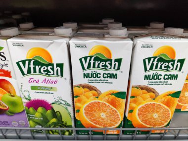 Meyve suları süpermarketin rafında şişeler. Japonya 'dan% 100 meyve suyu. Markette sağlıklı C vitamini içecek kutuları var. Bir sürü soğuk sebze ve....