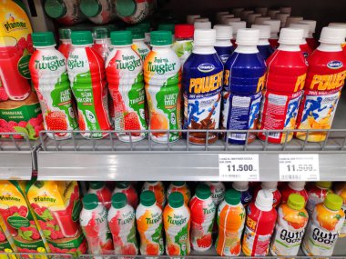 Meyve suları süpermarketin rafında şişeler. Japonya 'dan% 100 meyve suyu. Markette sağlıklı C vitamini içecek kutuları var. Bir sürü soğuk sebze ve....