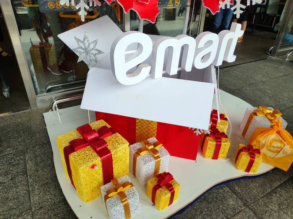 Emart Zeichen Mit Weihnachtsgeschenkboxen — Stockfoto