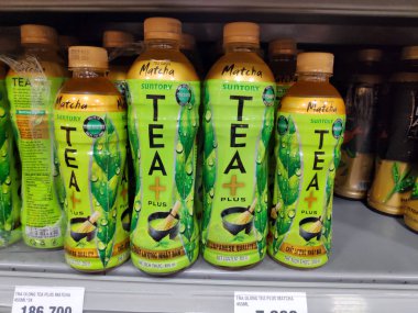 Meyve suları süpermarketin rafında şişeler. Japonya 'dan% 100 meyve suyu. Markette sağlıklı C vitamini içecek kutuları var. Bir sürü soğuk sebze ve....