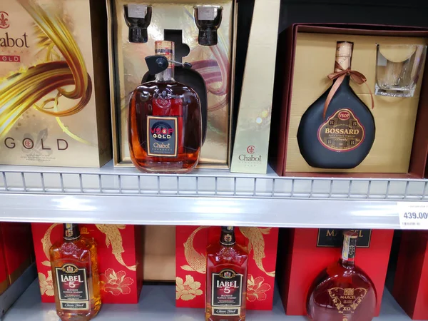 Bottles Luxury Alcoholic Drinks Shelves Supermarket — Stock Photo, Image