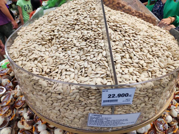 Dükkandaki plastik kabın içindeki kuru tohumlar