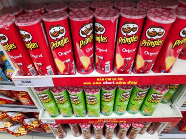 Pringles cipsi patates cipsi sağlıksız atıştırmalık, tuzlu patates kızartması süpermarket rafında leziz çıtır cipsler. Renkli seçilmiş çerez paketlerinin görüntüsü Fast Food ve şekerleri renkli paketlemede, çocuklar için yerel büfede satılmaktadır.
