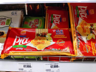 Saigon / Vietnam: 1 Mayıs 19: Banh Pia Soc Trang Mung Fasulye pastası tuzlu yumurta sarısı ve yeşil fasulyeli geleneksel Çin tatlı tatlı ay çöreği sarısı aperatifi