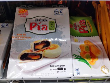 Saigon / Vietnam: 1 Mayıs 19: Banh Pia Soc Trang Mung Fasulye pastası tuzlu yumurta sarısı ve yeşil fasulyeli geleneksel Çin tatlı tatlı ay çöreği sarısı aperatifi