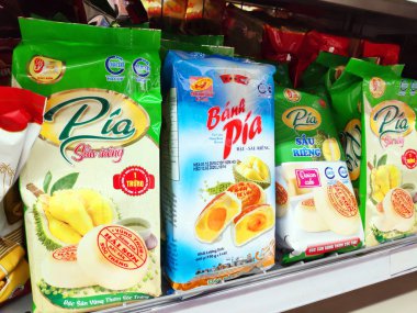 Saigon / Vietnam: 1 Mayıs 19: Banh Pia Soc Trang Mung Fasulye pastası tuzlu yumurta sarısı ve yeşil fasulyeli geleneksel Çin tatlı tatlı ay çöreği sarısı aperatifi