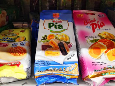 Saigon / Vietnam: 1 Mayıs 19: Banh Pia Soc Trang Mung Fasulye pastası tuzlu yumurta sarısı ve yeşil fasulyeli geleneksel Çin tatlı tatlı ay çöreği sarısı aperatifi