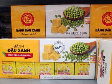 Saigon / Vietnam: 1 Mayıs 19: Banh Dau Xanh Vietnamlı ünlü mung fasulyesi yeşil fasulye fasulyesi durian aromalı Kuzey Vietnam geleneksel Asya mutfağı süpermarket rafında
