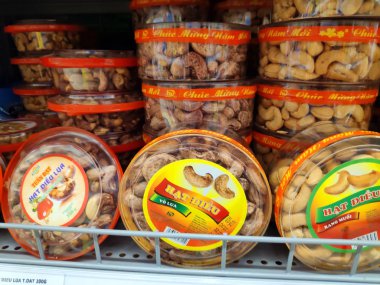 Markette, kavrulmuş ballı kaju fıstıklı, fındıklı, fındıklı, fındıklı, fındıklı, fındıklı, fındıklı, fındıklı, fındıklı, sağlıklı atıştırmalık. Doğal ışık. Karamelli kavrulmuş kaju fıstığı. Market rafındaki şişelerde bal aromalı besin değeri olan meyve fıstığı..