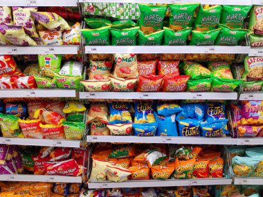 Pringles cipsi patates cipsi sağlıksız atıştırmalık, tuzlu patates kızartması süpermarket rafında leziz çıtır cipsler. Renkli seçilmiş çerez paketlerinin görüntüsü Fast Food ve şekerleri renkli paketlemede, çocuklar için yerel büfede satılmaktadır.