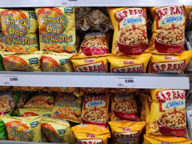 Pringles cipsi patates cipsi sağlıksız atıştırmalık, tuzlu patates kızartması süpermarket rafında leziz çıtır cipsler. Renkli seçilmiş çerez paketlerinin görüntüsü Fast Food ve şekerleri renkli paketlemede, çocuklar için yerel büfede satılmaktadır.