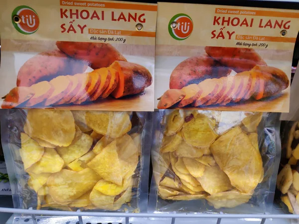 Pringles cipsi patates cipsi sağlıksız atıştırmalık, tuzlu patates kızartması süpermarket rafında leziz çıtır cipsler. Renkli seçilmiş çerez paketlerinin görüntüsü Fast Food ve şekerleri renkli paketlemede, çocuklar için yerel büfede satılmaktadır.