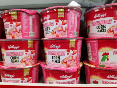 kırmızı ve beyaz hazır yiyecek konteynerleri 