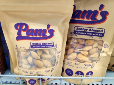 1 Mayıs 2019, Saigon, Vietnam: süpermarket raflarındaki fındık ve tohumların çeşitliliği