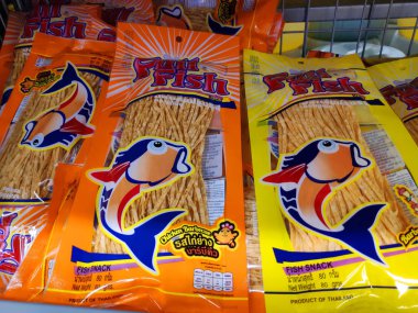 Pringles cipsi patates cipsi sağlıksız atıştırmalık, tuzlu patates kızartması süpermarket rafında leziz çıtır cipsler. Renkli seçilmiş çerez paketlerinin görüntüsü Fast Food ve şekerleri renkli paketlemede, çocuklar için yerel büfede satılmaktadır.