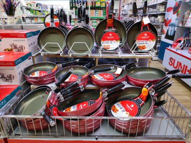 Mağazanın içinde satılık yemek tavaları