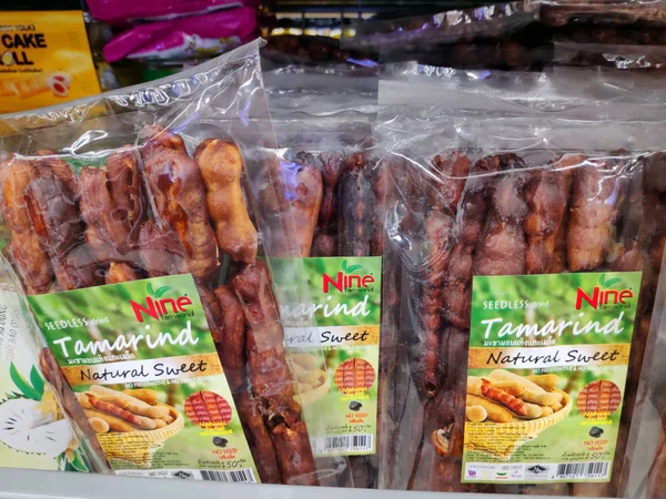 Raftaki kurutulmuş demirhindi tatlıları