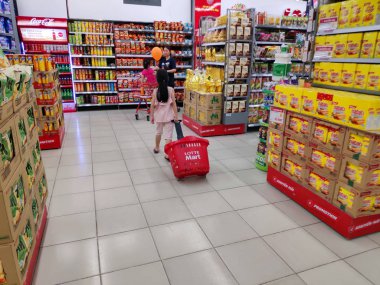 Küçük Asyalı kızlar süpermarkette uyanıyorlar. 