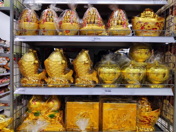 Goldene Asiatische Dekorationen Und Souvenirs Den Regalen — Stockfoto