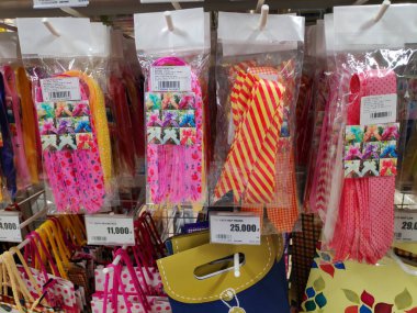 Süpermarkette asılı renkli kurdeleler