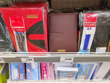 Süpermarkette raflardaki çeşitli yeni defterler