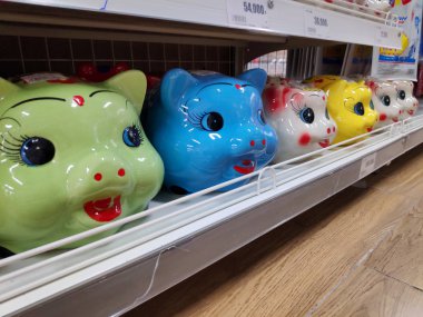 Saigon, Vietnam: Güzel domuz kumbarası seramik oyuncaklar süpermarket raflarında 