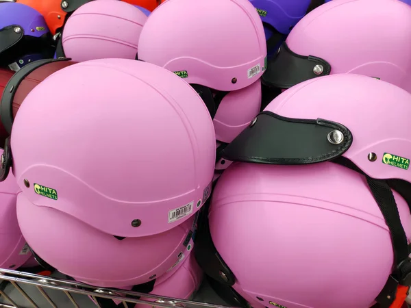 越南西贡 2019年5月1日 在超市头戴钢盔保护运输装置 — 图库照片