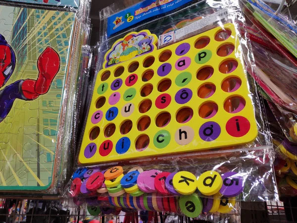 カラフルな子供のゲーム店で販売のための手紙 — ストック写真