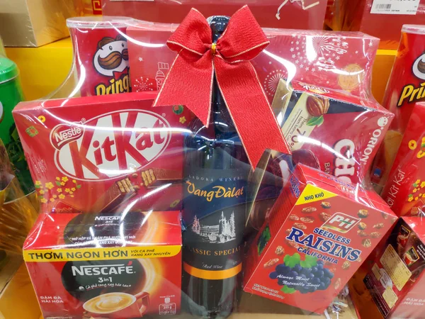 越南西贡 圣诞礼篮加Kit Kat巧克力雀巢咖啡酒瓶Matcha坚果甜食完美礼物佳节快乐购物 — 图库照片