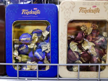 Saigon / Vietnam: 1 Mayıs 19: Fındık çikolatalı tatlı süpermarket raflarında hafif çikolata tozu Noel hediyesi 