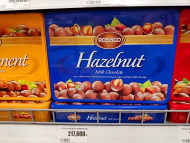 Saigon / Vietnam: 1 Mayıs 19: Fındık çikolatalı tatlı süpermarket raflarında hafif çikolata tozu Noel hediyesi 