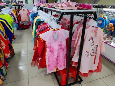 Saigon, Vietnam: 1 Mayıs 2019: Yerel mağazada güzel çocuk kıyafetleri