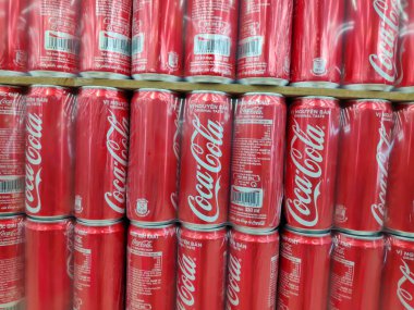 Kırmızı Coca Cola kutuları. 