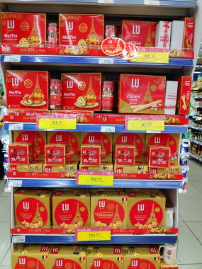 Saigon, Vietnam - 1 Aralık 2019: Süpermarket raflarında uygun fiyata çeşitli kurabiye ve bisküvi markaları.