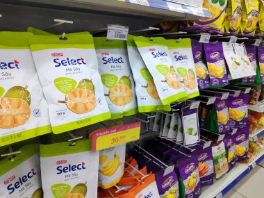 Saigon / Vietnam: 1 Mayıs 19: Lezzetli kurutulmuş meyve meyveli Jackfruit meyveli karpuz, kavun, muz, kayısı, sağlıklı çerez, çiğ tatlı yiyecek. 