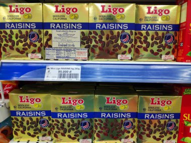 Saigon / Vietnam: 1 Mayıs 19: Lezzetli kuru üzüm kurutulmuş kırmızı üzüm Ligo süpermarket rafında sağlıklı çerez çekirdeksiz besleyici tatlı tatlı tatlı 