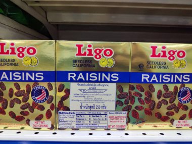 Saigon / Vietnam: 1 Mayıs 19: Lezzetli kuru üzüm kurutulmuş kırmızı üzüm Ligo süpermarket rafında sağlıklı çerez çekirdeksiz besleyici tatlı tatlı tatlı 