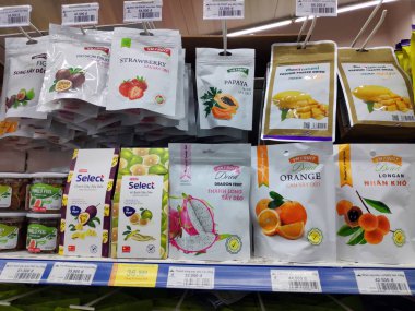 Saigon / Vietnam: 1 Mayıs 19: Lezzetli kurutulmuş meyve meyveli Jackfruit meyveli karpuz, kavun, muz, kayısı, sağlıklı çerez, çiğ tatlı yiyecek. 