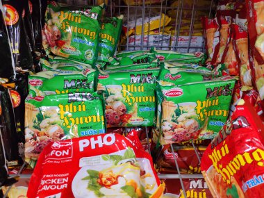 Süpermarkette raflarda çeşitli hazır erişteler