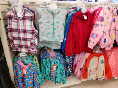 Saygon, Vietnam: 1 Mayıs 2019: Yerel mağazada güzel bebek kıyafetleri