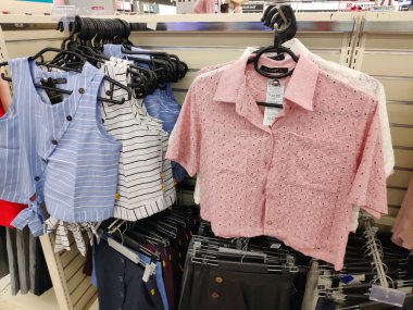 Saygon, Vietnam: 1 Mayıs 2019: Yerel mağazada güzel bebek kıyafetleri