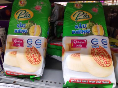 Süpermarkette raflarda farklı tatlı atıştırmalıklar ve tatlılar var.