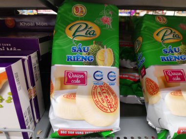 Süpermarkette raflarda farklı tatlı atıştırmalıklar ve tatlılar var.